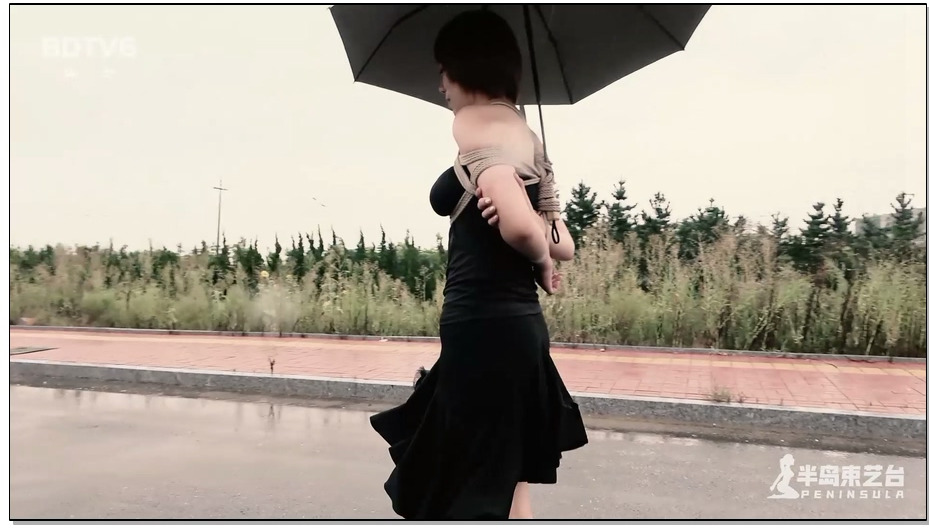 【半岛束艺】炫酷的造型和大写的尴尬：拉丁雨中散步偶遇大爷