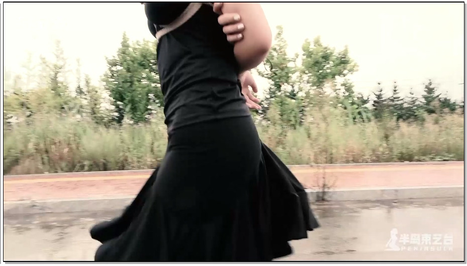 【半岛束艺】炫酷的造型和大写的尴尬：拉丁雨中散步偶遇大爷