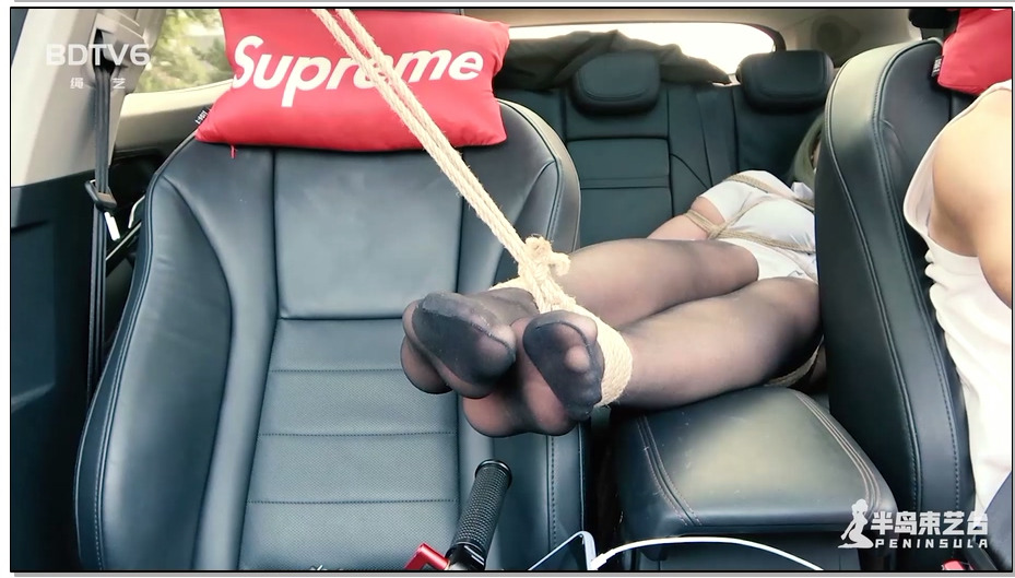 【半岛束艺】边走边挠：黑丝大长腿的行车用途