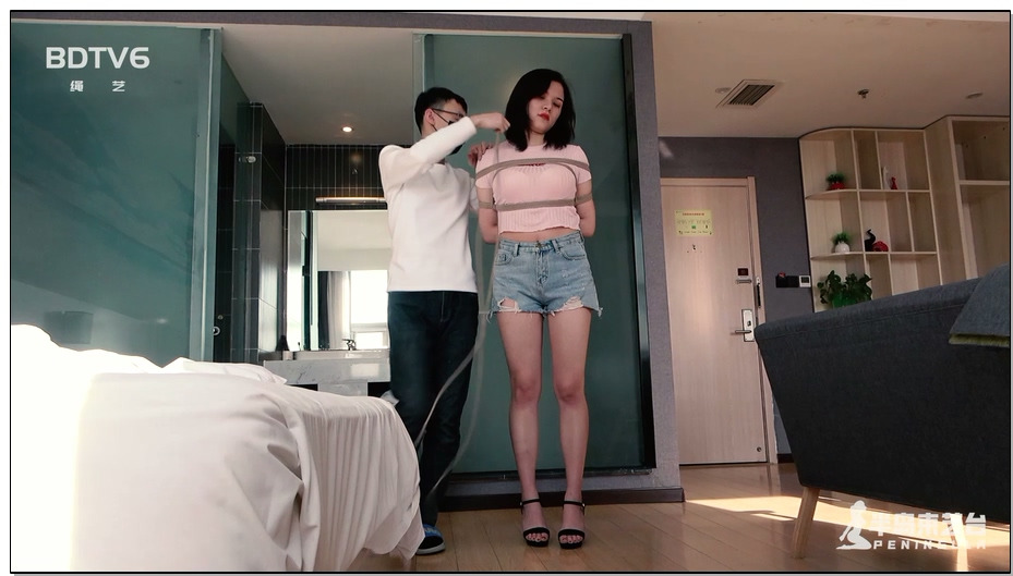 【半岛束艺】乌兹别克族新模扎林娜试镜，延续本台美腿美脚定律