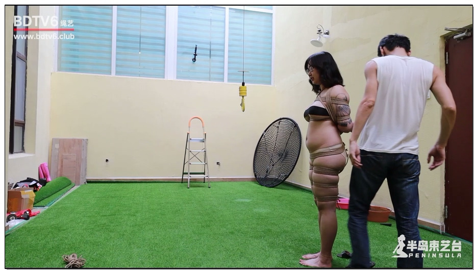 【半岛束艺】台长的新发明：丝袜抹胸