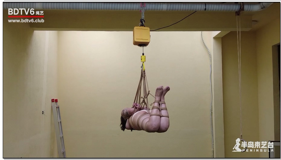 【半岛束艺】台长的新发明：丝袜抹胸