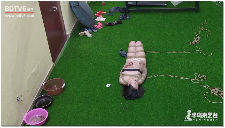 【半岛束艺】台长的新发明：丝袜抹胸