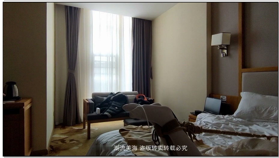 【潮流美海】娇俏女生白丝挠脚