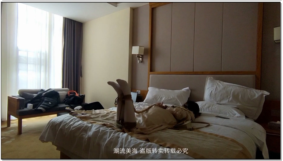 【潮流美海】娇俏女生白丝挠脚