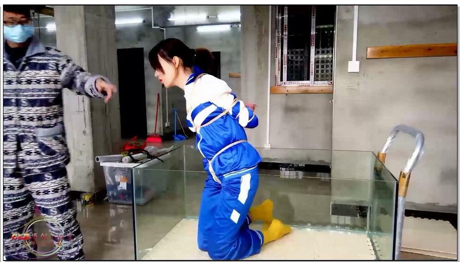 【CLZ原创】灵粒学生服棉袜透明胶堵嘴放置鱼缸里30分钟，空气慢慢减少，求生欲望挣扎..