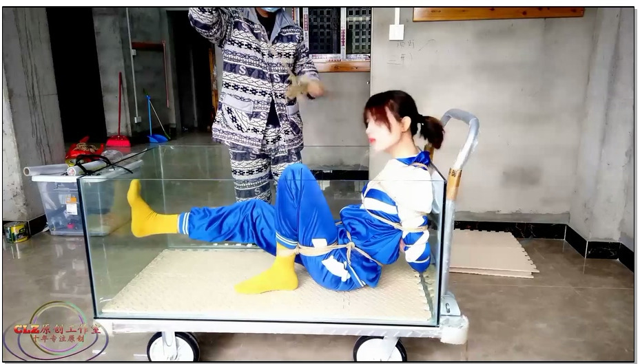 【CLZ原创】灵粒学生服棉袜透明胶堵嘴放置鱼缸里30分钟，空气慢慢减少，求生欲望挣扎..