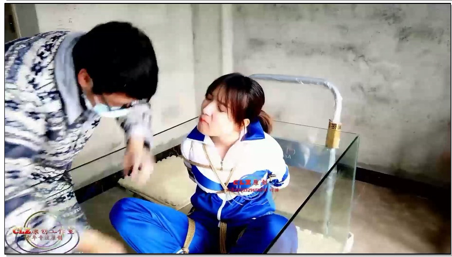 【CLZ原创】灵粒学生服棉袜透明胶堵嘴放置鱼缸里30分钟，空气慢慢减少，求生欲望挣扎..