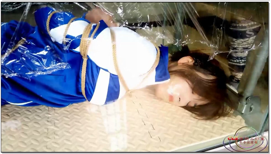 【CLZ原创】灵粒学生服棉袜透明胶堵嘴放置鱼缸里30分钟，空气慢慢减少，求生欲望挣扎..