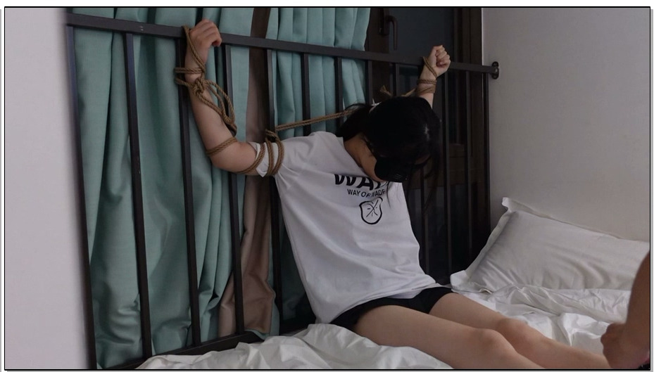 【橙子原创】小芳妹子被绑在栏杆上进行tk 打脚心