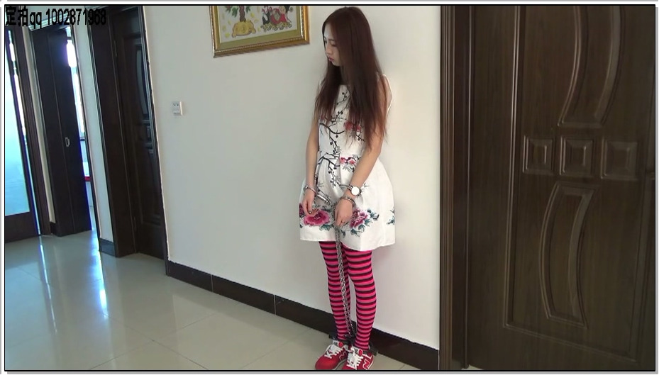 【一往情深】可爱少女姗姗，每天被锁起来，镣铐缠身