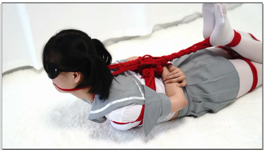 【多多洛】白丝妹子吊缚，四马捆绑勒嘴