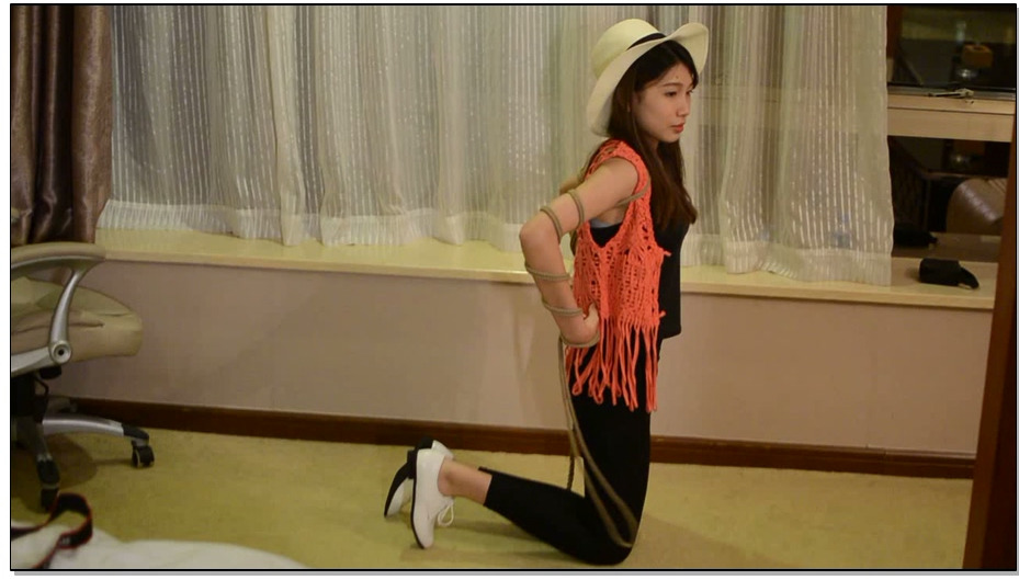 【阿木作品】被堵了都不知道咋回事！洋气美女接受拍摄，镣铐捆绑口球玩个遍