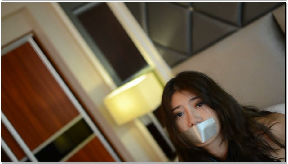【阿木作品】手枷上刑!美女尝试单手套胶布封嘴束缚!