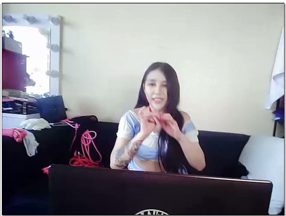 【DK-13】小十七直播！女仆装与格子裙的诱惑！两个大球球把上衣都崩开了,幸好有乳贴！