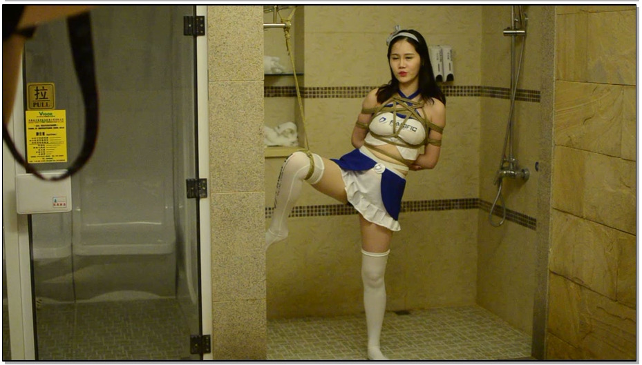 【阿木作品】可爱美女的小cos，赛车女郎的紧身捆绑，腿吊起来堵嘴