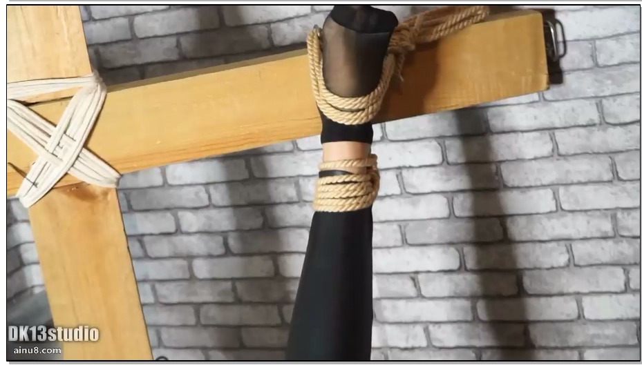 【DK-13】贝贝 调教搜查官（第三集）抓到刑房倒绑在十字架上！中间再放置个震感十强的