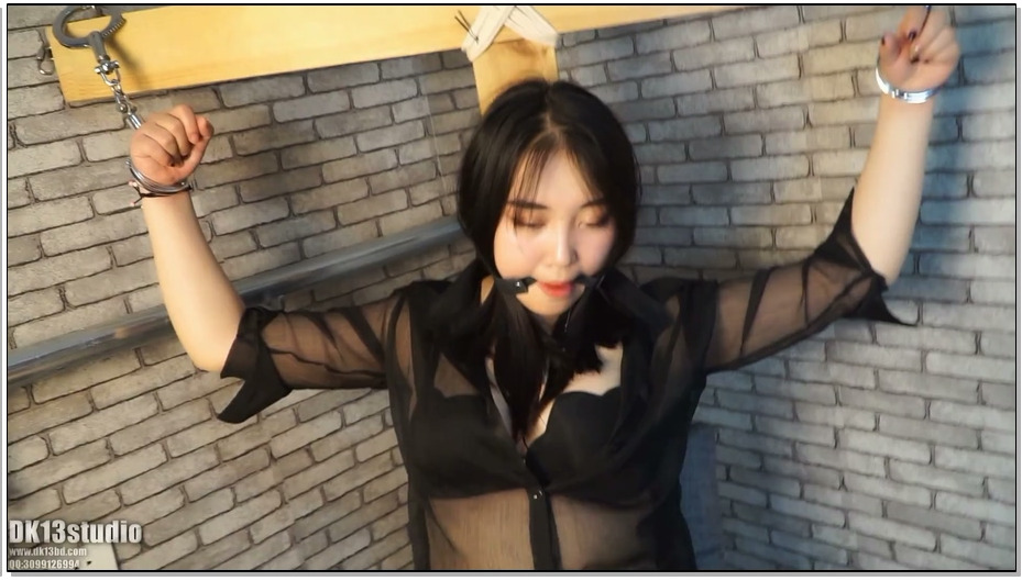 【DK-13】莹莹 强制挠脚 刑房老虎凳固定 TK脚心 莹莹真实反映！双手被拷在十字架上，… 
