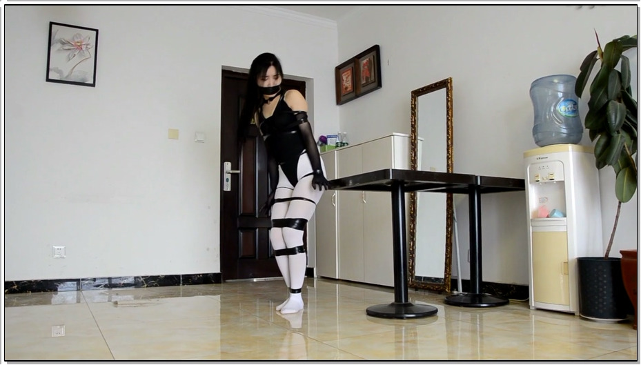 【得意客】丝袜美人趣味缚 黑丝长手套 性感情趣服 白丝裤袜 美女趣味捆绑完成各种挑战…