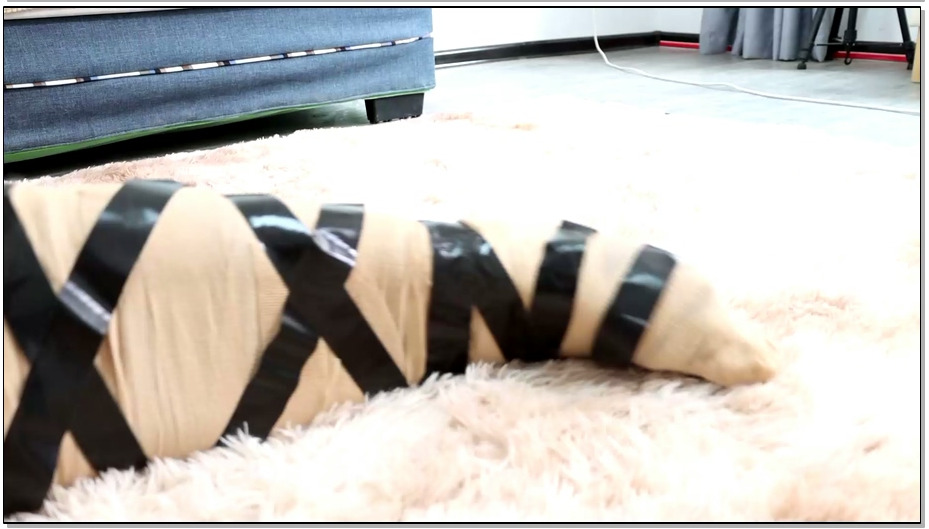 【得意客】快递~性感真人抱枕 3 美女被超密集挣扎无法逃脱 被遥控器超控绷带收紧折磨 ..