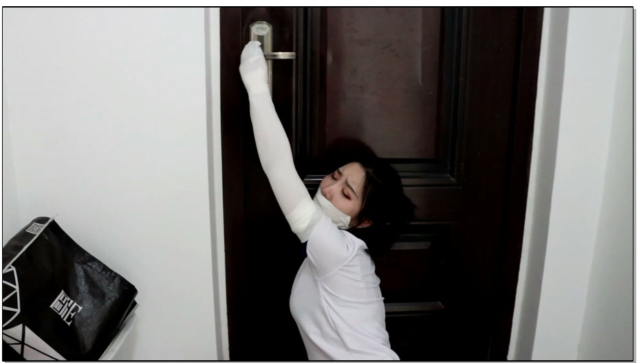 【得意客】日式白丝体操服美女的囚禁游戏 白丝丽人蟹缚 失禁丝袜脚湿透被 奇怪方式囚