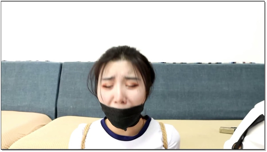 【得意客】日式白丝体操服美女的囚禁游戏 白丝丽人蟹缚 失禁丝袜脚湿透被 奇怪方式囚