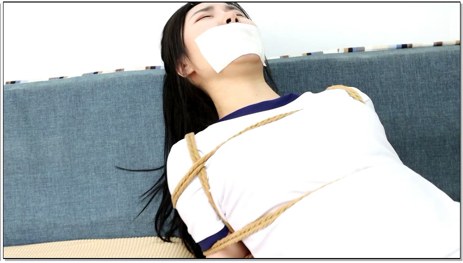 【得意客】白丝笨蛋美女的奇怪自缚 笨蛋美女意外被绳子缠缚结果越挣扎捆绑的越紧