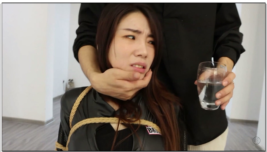 【得意客】杀手对杀手02 气质御姐美女杀手 被多重堵嘴蒙眼 手部球形包裹特殊的定时炸弹