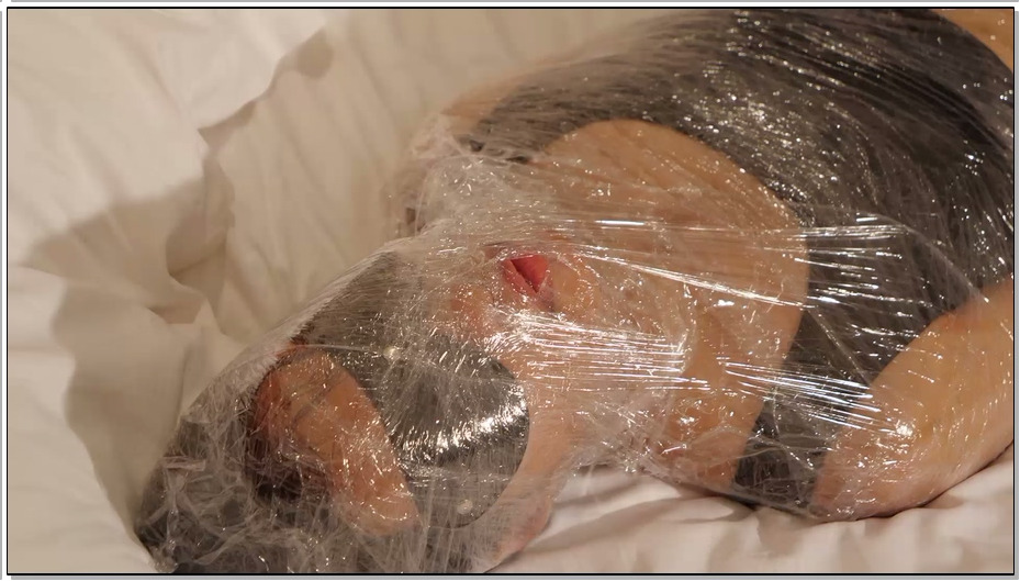 【豆子先生】长腿妹子热裤黑丝长靴皮革拘束单手套，保鲜膜全包挣扎