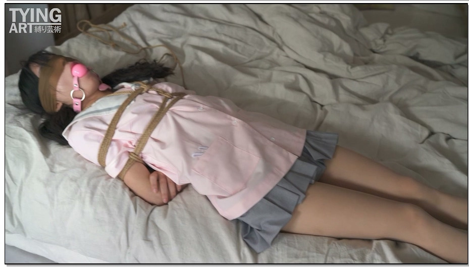 【缚リ芸术】绑架合法萝莉 蒙眼堵嘴挠痒痒