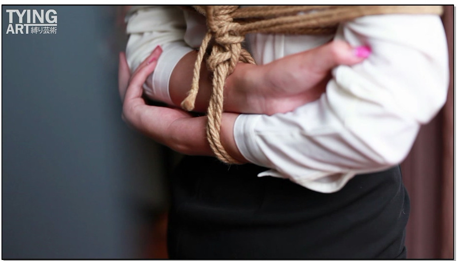 【缚リ芸术】TYINGART 真性M妹RUKA 『OL制服入职调教』制服灰丝 脱掉制服露出内衣