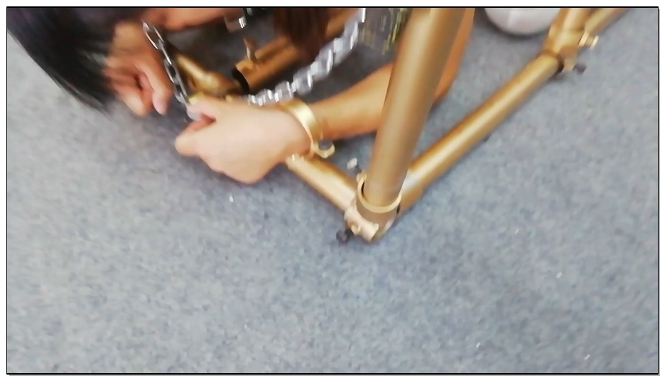 【飞天原创】云儿被新式跪爬器紧紧固定，铁勾勾住