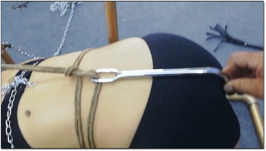 【飞天原创】云儿被新式跪爬器紧紧固定，铁勾勾住