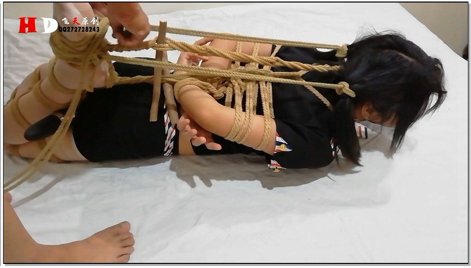 【飞天原创】云儿空姐服驷马，鲜桃置入下面，顿时像猴子一样左右摆动