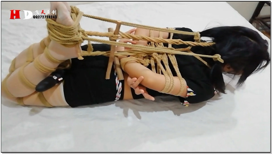 【飞天原创】云儿空姐服驷马，鲜桃置入下面，顿时像猴子一样左右摆动