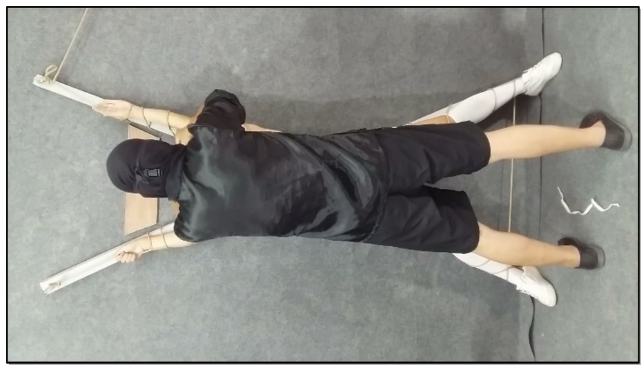 【飞天原创】云儿被粗暴固定在X刑架上，头发钉在木板上，动弹不得，只能任人宰割