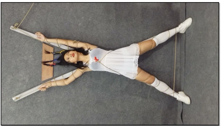 【飞天原创】云儿被粗暴固定在X刑架上，头发钉在木板上，动弹不得，只能任人宰割