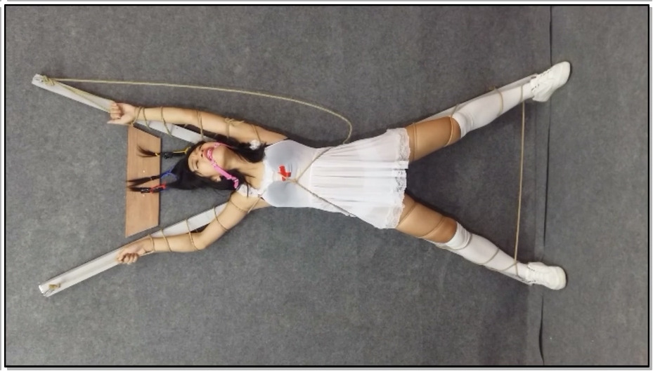 【飞天原创】云儿被粗暴固定在X刑架上，头发钉在木板上，动弹不得，只能任人宰割