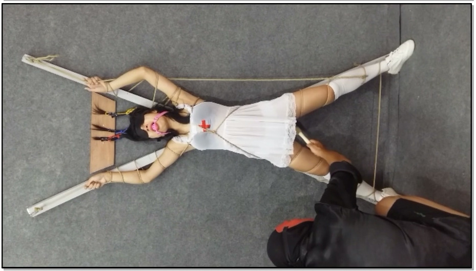 【飞天原创】云儿被粗暴固定在X刑架上，头发钉在木板上，动弹不得，只能任人宰割