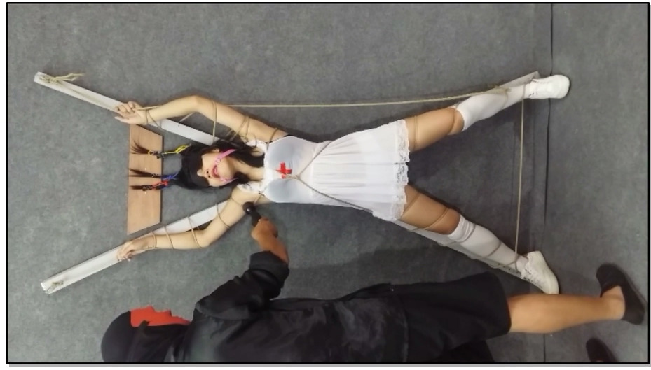 【飞天原创】云儿被粗暴固定在X刑架上，头发钉在木板上，动弹不得，只能任人宰割