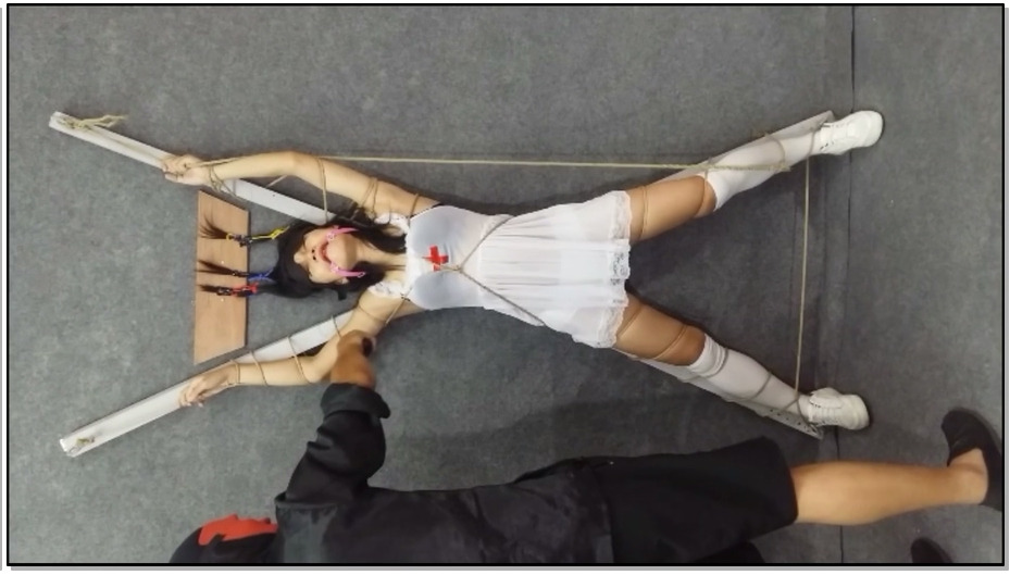 【飞天原创】云儿被粗暴固定在X刑架上，头发钉在木板上，动弹不得，只能任人宰割