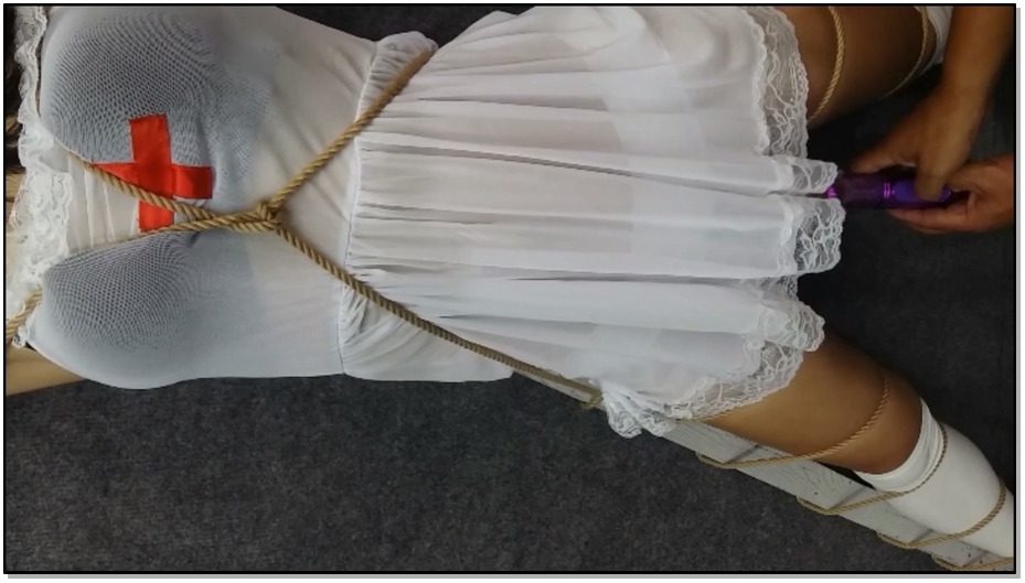 【飞天原创】云儿被粗暴固定在X刑架上，头发钉在木板上，动弹不得，只能任人宰割