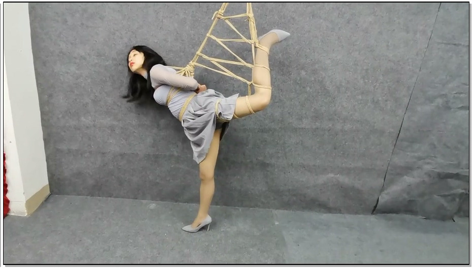 【飞天原创】云儿舌头被系户外就餐，室内轻重脚镣吊缚惩罚