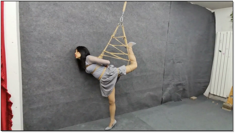 【飞天原创】云儿舌头被系户外就餐，室内轻重脚镣吊缚惩罚