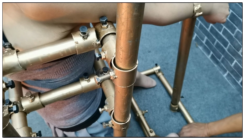 【飞天原创】万能多变刑架固定，穿刺，头发高吊，后手并肘后到极限，跪立、电击，棒棒…