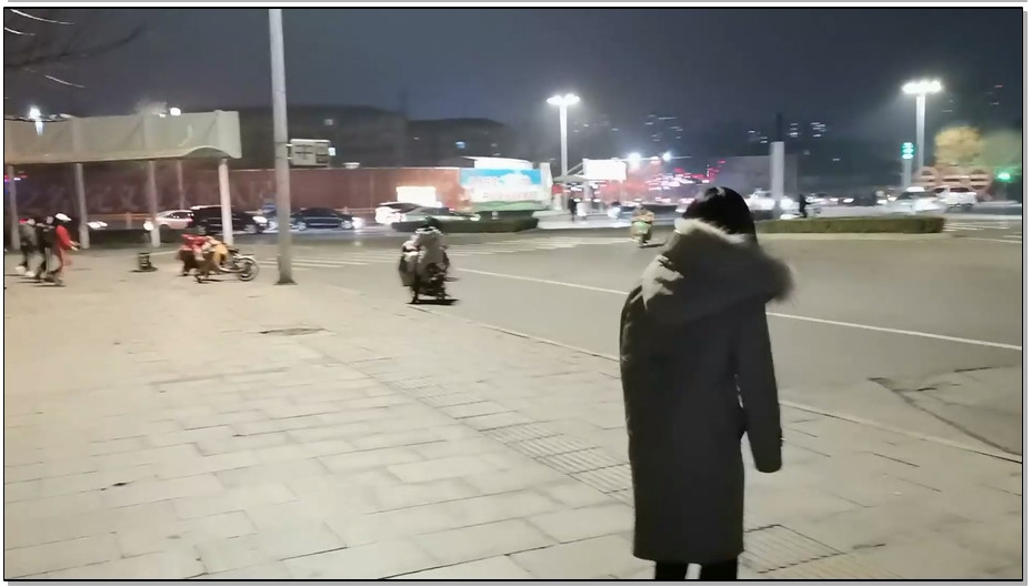 【飞天原创】云儿紧缚强制广场跳舞，饭店强迫喂食，强迫游街示众