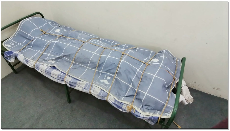 【飞天原创】丁琪户士服吊带白丝，背铐、10公斤重型脚镣跪立行走