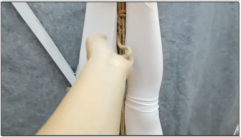 【飞天原创】云儿倒吊头部六层网袜全包国内第一人，加上小玩具伺候，搞的她胸闷心慌，..