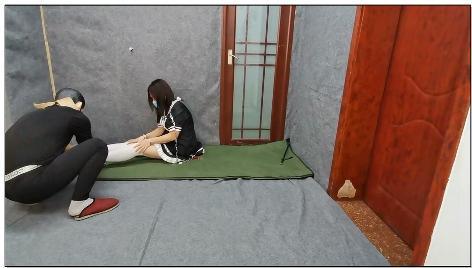 【飞天原创】莹莹奴性升级,手铐脚镣开始受虐TJ,遛狗、钻胯、TK、SP重击、反吊、刑架振…