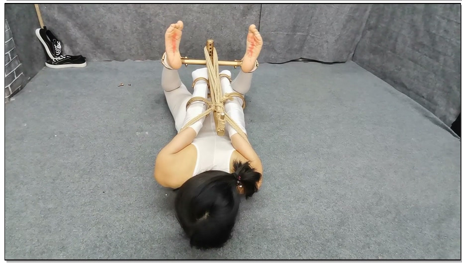 【飞天原创】云儿五花紧缚，觉的不够刺激、来个超级刺激的，K9架紧固脚底滴腊，强行带..